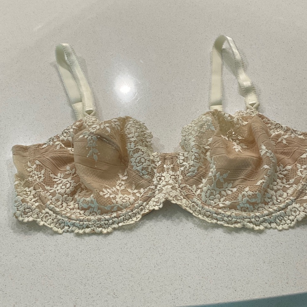 Wacoal Lace Underwire Bra - Cream and White